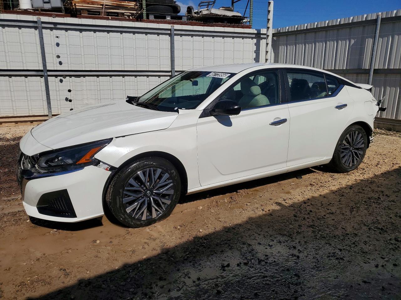 Salvage Nissan Altima Image