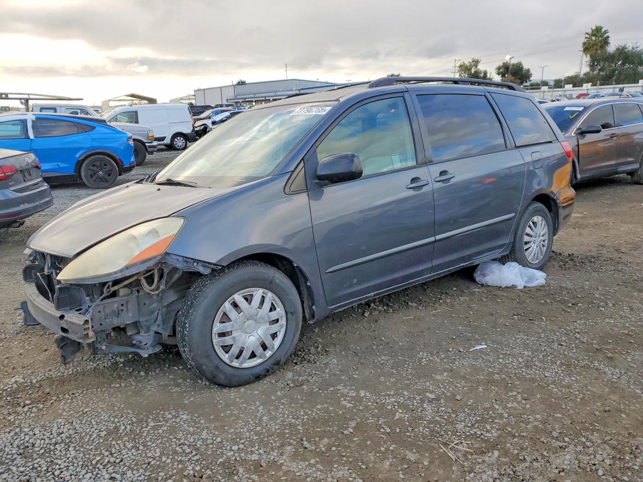 Salvage Toyota Sienna Image
