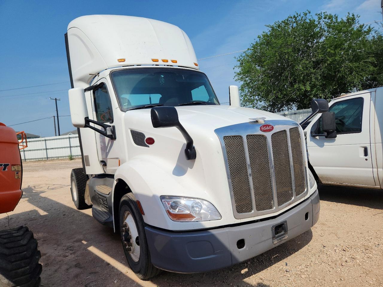 Salvage Peterbilt 579 Image