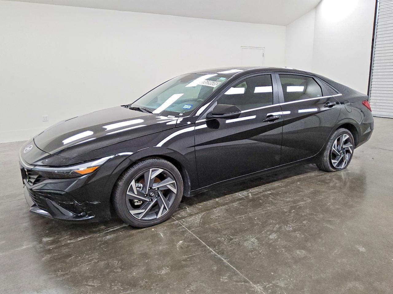 Salvage Hyundai ELANTRA Image