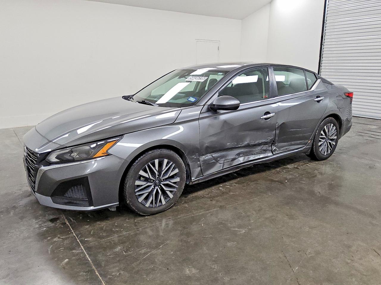 Salvage Nissan Altima Image