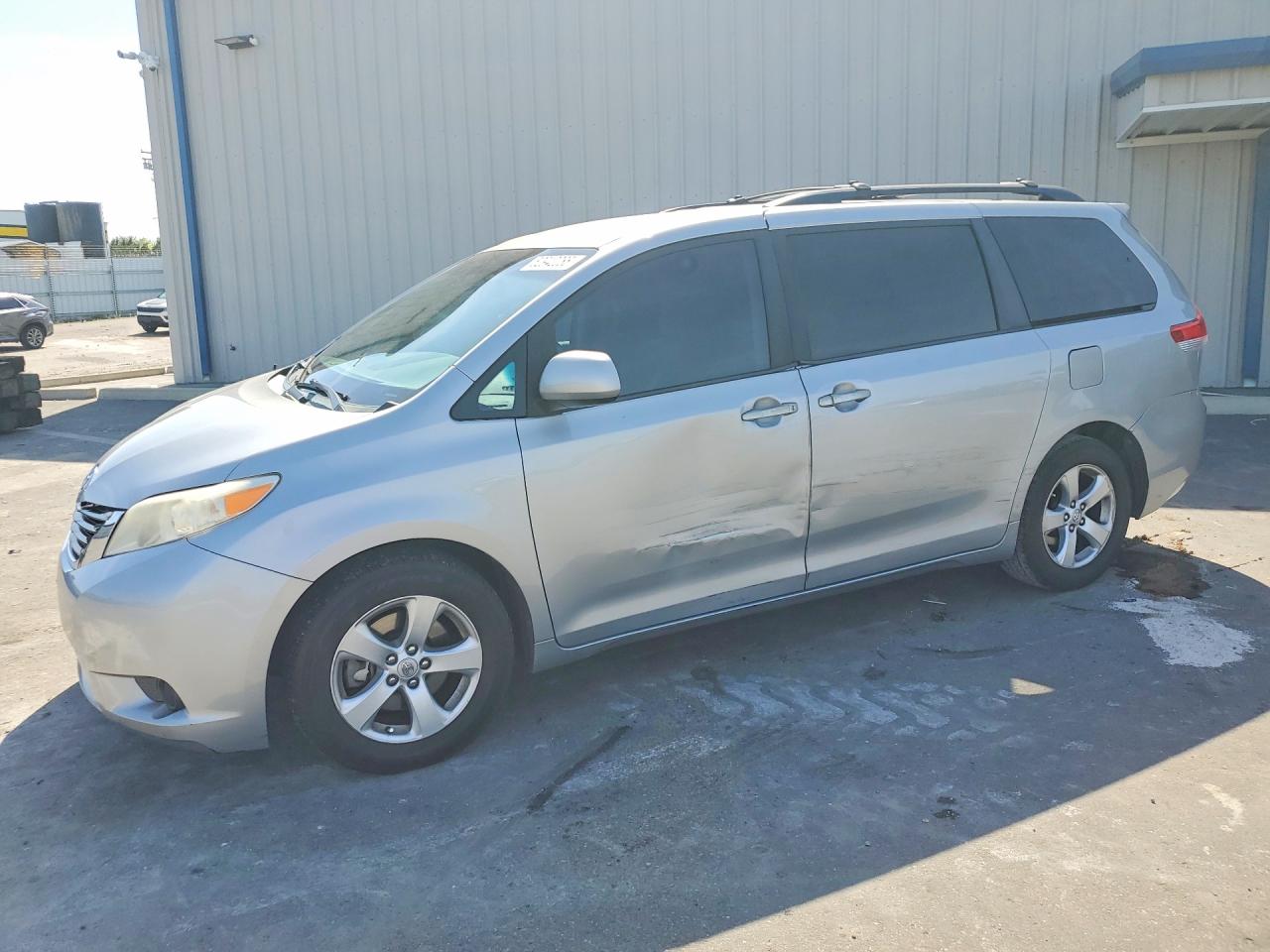 Salvage Toyota Sienna Image