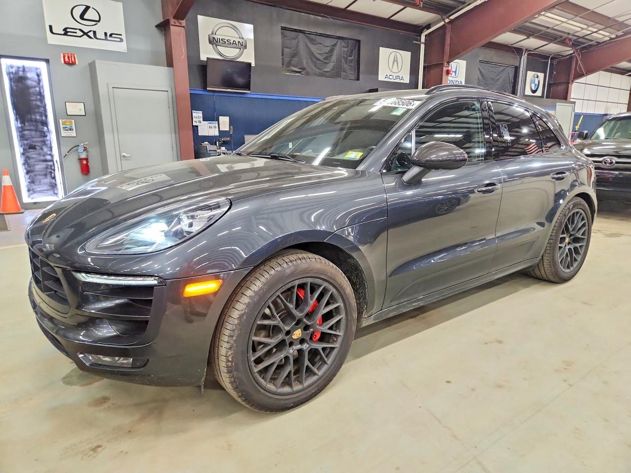 Salvage Porsche Macan Image