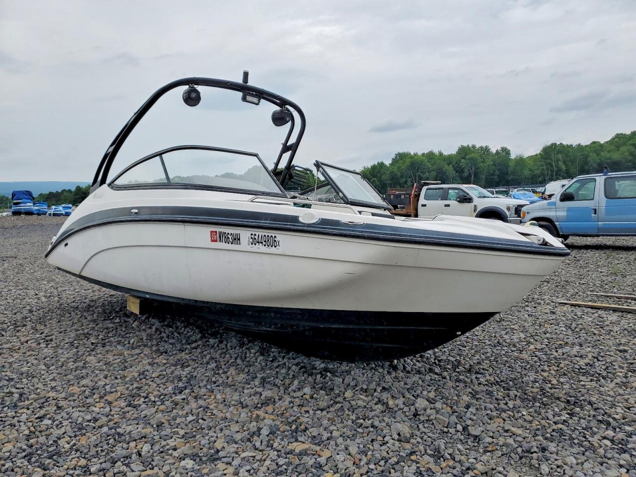 Salvage Yamaha Boat Image
