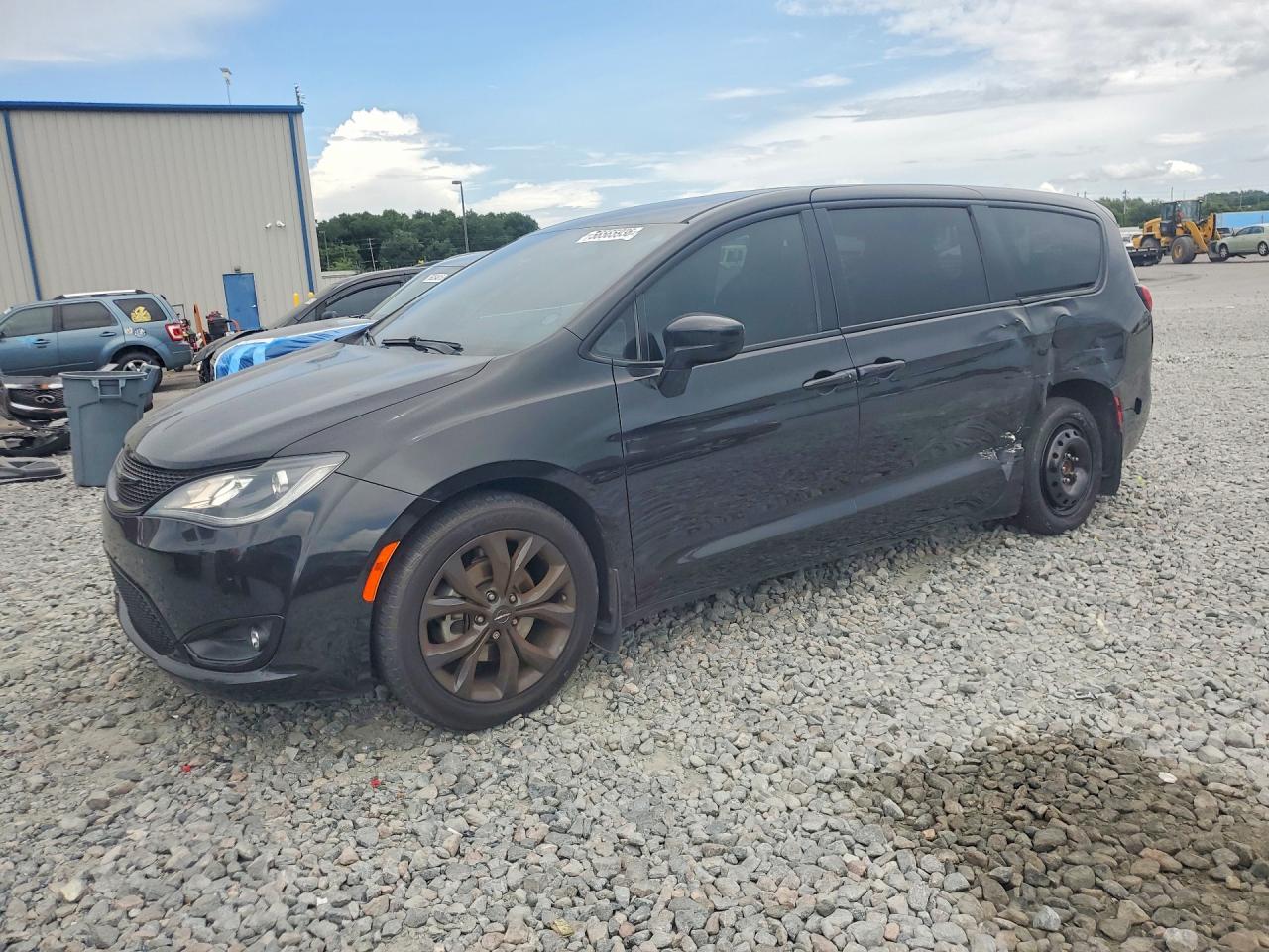 Salvage Chrysler Pacifica Image