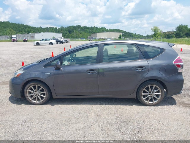 Toyota Prius v Five