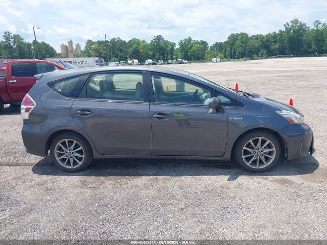 Toyota Prius v Five