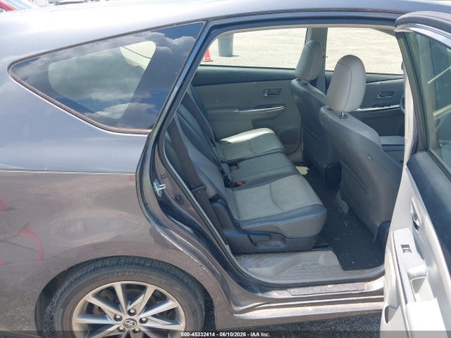 Toyota Prius v Five
