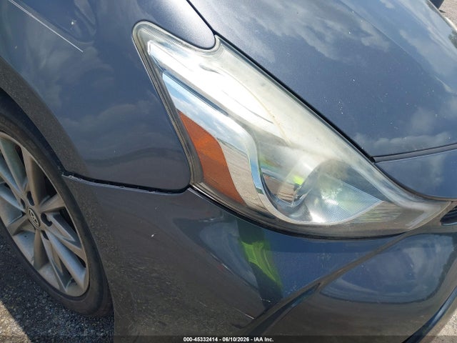 Toyota Prius v Five