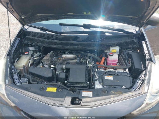 Toyota Prius v Five