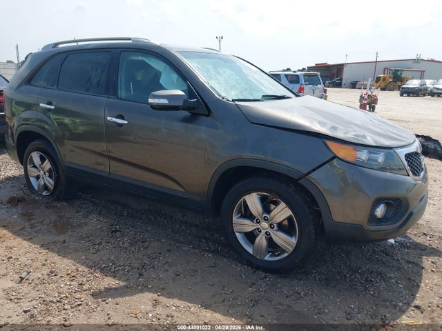 Salvage Kia Sorento Image