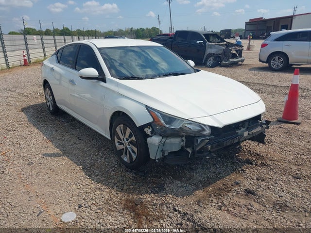 Salvage Nissan Altima Image
