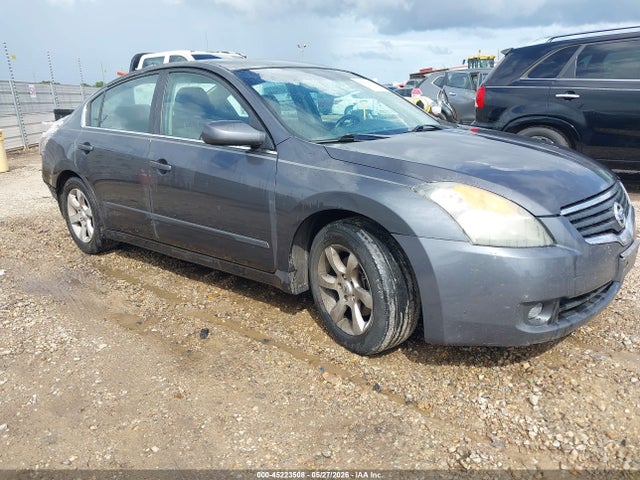 Salvage Nissan Altima Image