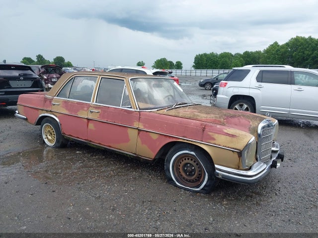 Salvage Mercedes-Benz 200 Image