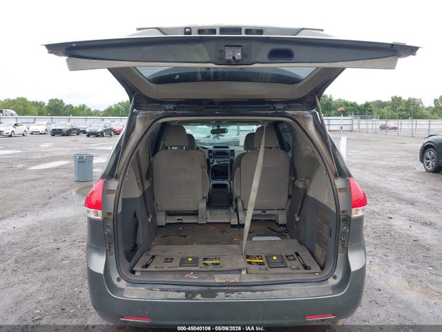 Toyota Sienna Le V6 8 Passenger