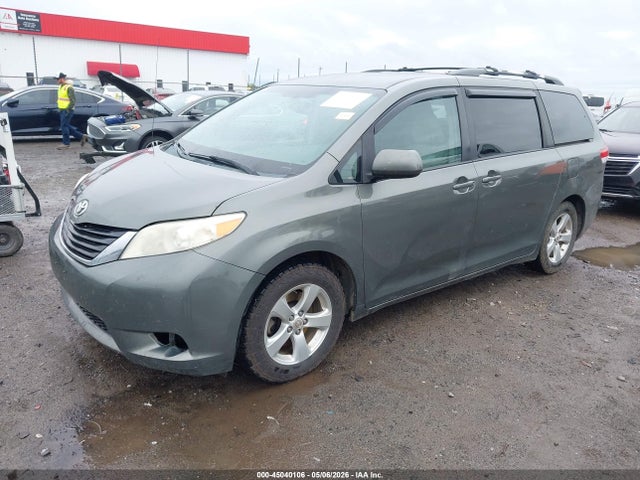 Toyota Sienna Le V6 8 Passenger