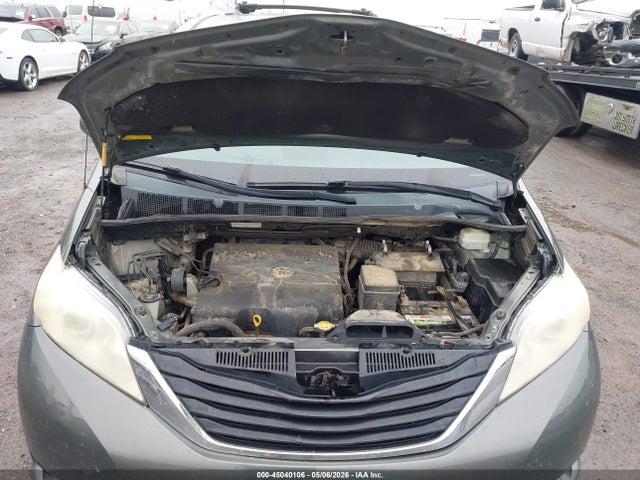 Toyota Sienna Le V6 8 Passenger