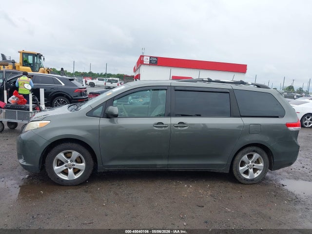 Toyota Sienna Le V6 8 Passenger