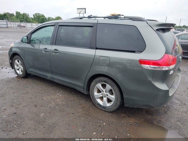 Toyota Sienna Le V6 8 Passenger