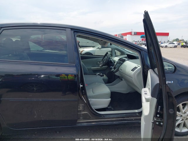 Toyota Prius v Five