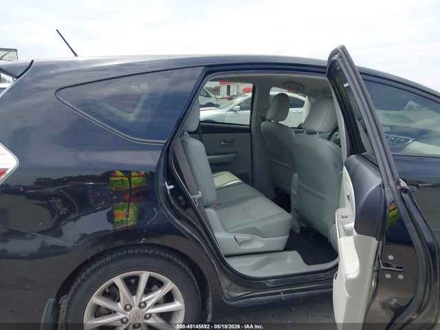 Toyota Prius v Five