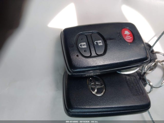 Toyota Prius v Five
