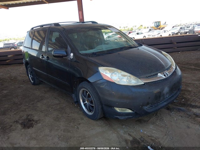 Salvage Toyota Sienna Image