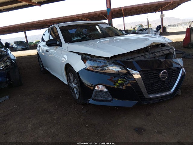 Salvage Nissan Altima Image