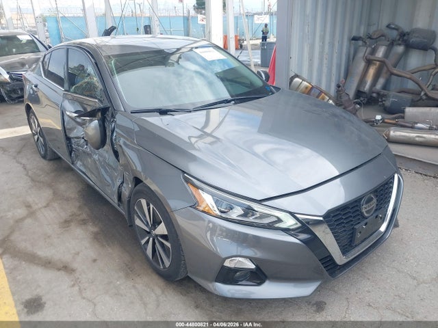 Salvage Nissan Altima Image