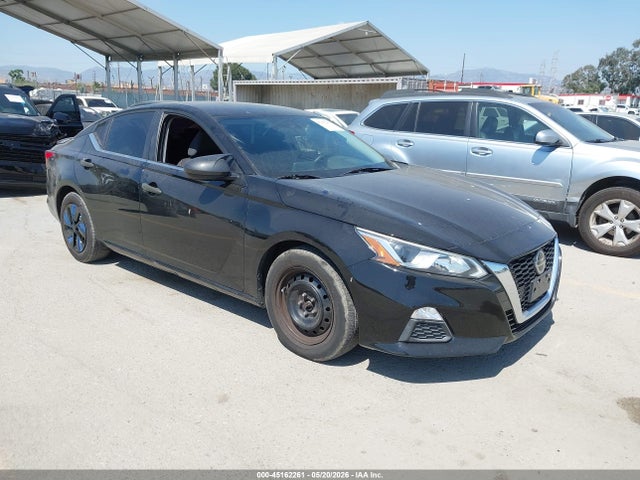 Salvage Nissan Altima Image