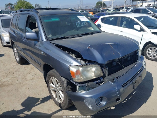 Salvage Toyota Highlander Image