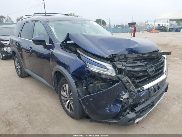 Salvage Nissan Pathfinder Image