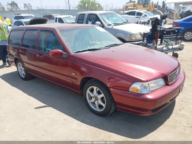 Salvage Volvo V70 Image