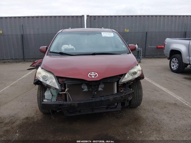 Toyota Sienna Xle Premium 8 Passenger
