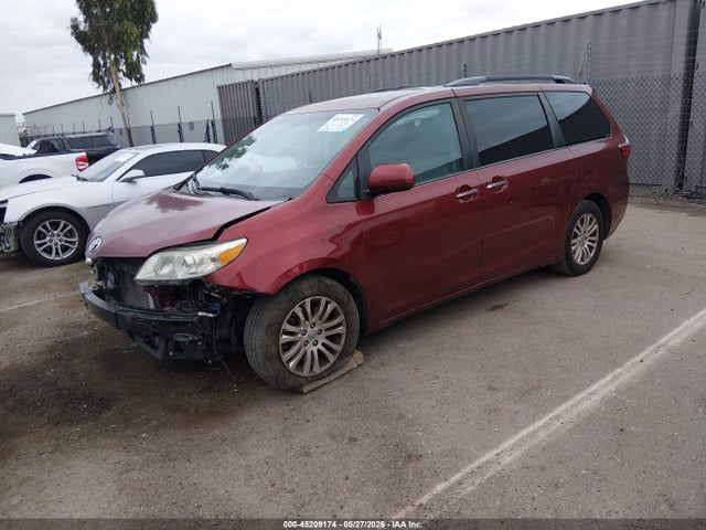 Toyota Sienna Xle Premium 8 Passenger