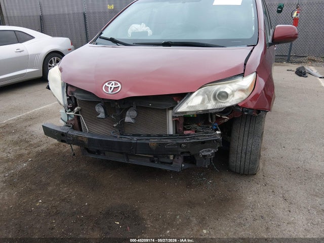 Toyota Sienna Xle Premium 8 Passenger