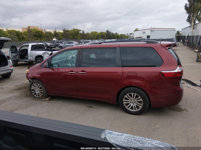 Toyota Sienna Xle Premium 8 Passenger