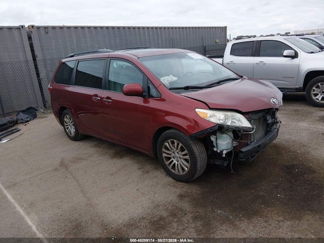 Toyota Sienna Xle Premium 8 Passenger