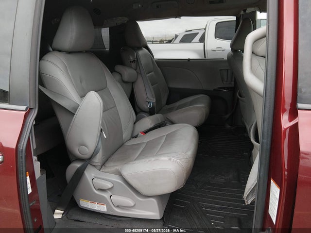 Toyota Sienna Xle Premium 8 Passenger