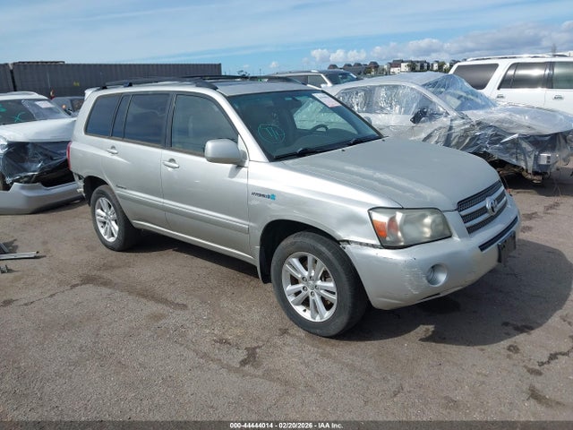 Salvage Toyota Highlander Image