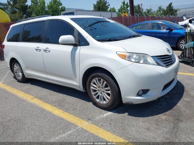 Salvage Toyota Sienna Image