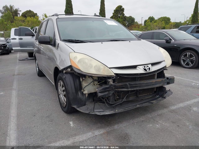 Salvage Toyota Sienna Image