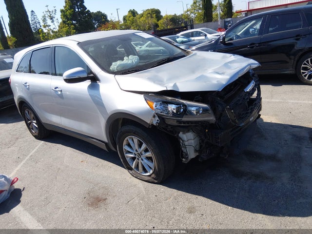 Salvage Kia Sorento Image