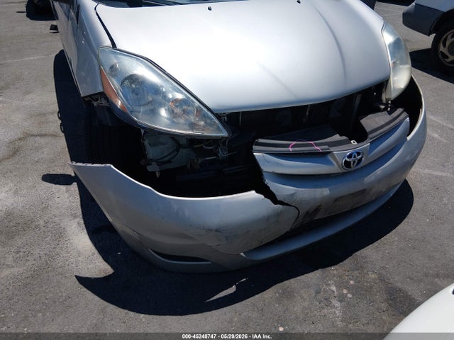 Toyota Sienna Le