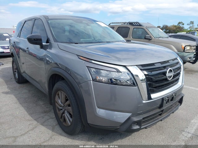 Salvage Nissan Pathfinder Image