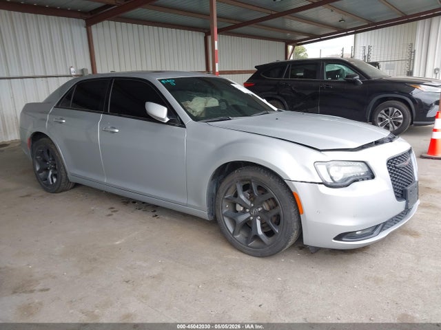 Salvage Chrysler 300 Image