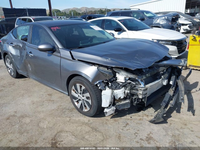 Salvage Nissan Altima Image