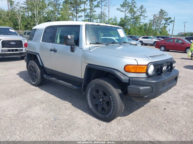 Salvage Toyota FJ Cruiser Image