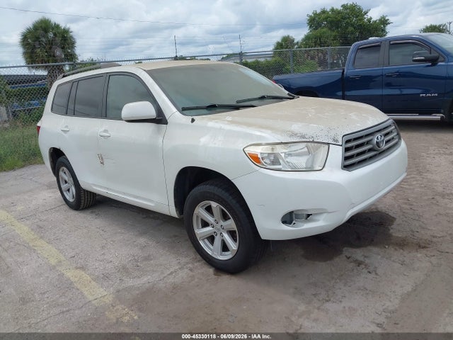 Salvage Toyota Highlander Image