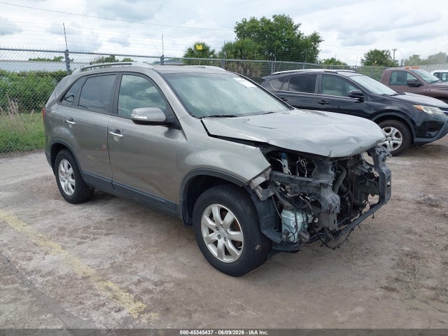 Salvage Kia Sorento Image